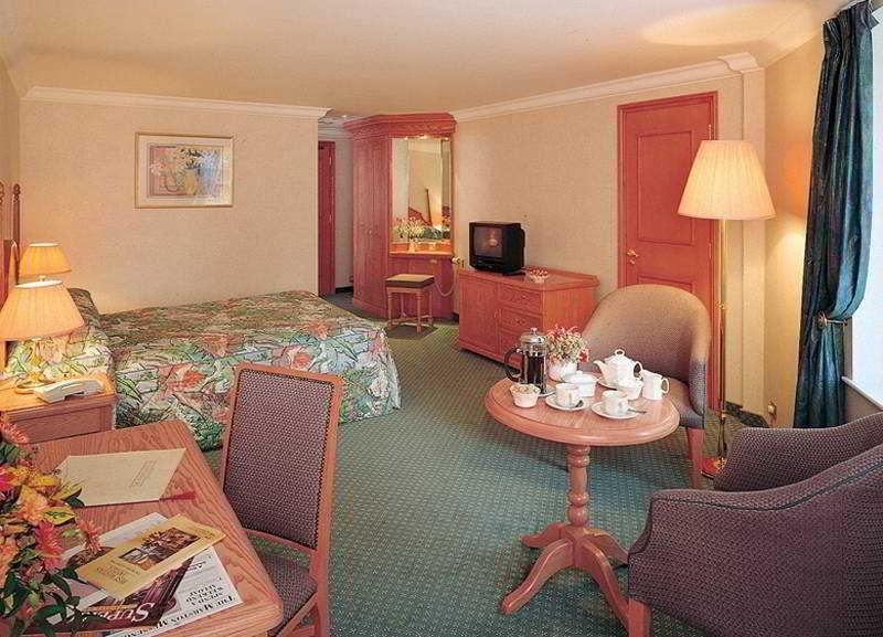 קרוידון Coulsdon Manor Hotel And Golf Club מראה חיצוני תמונה