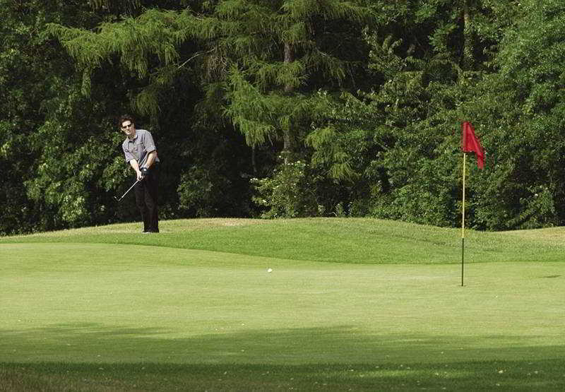 קרוידון Coulsdon Manor Hotel And Golf Club מראה חיצוני תמונה