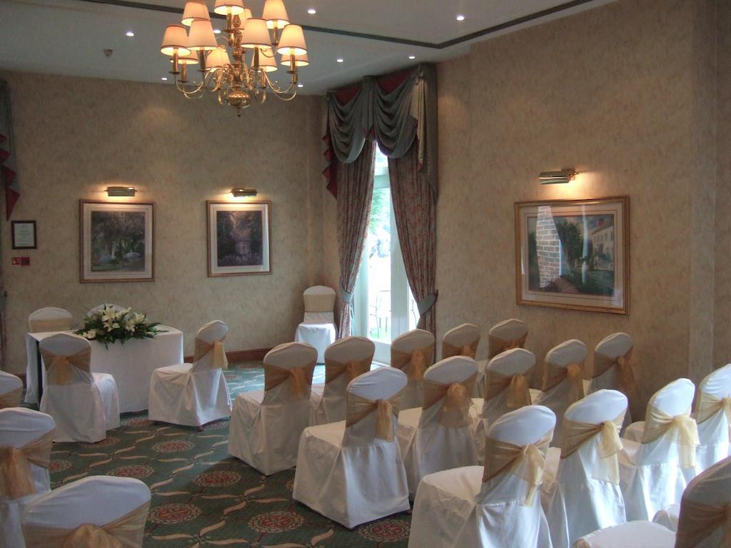 קרוידון Coulsdon Manor Hotel And Golf Club מראה חיצוני תמונה