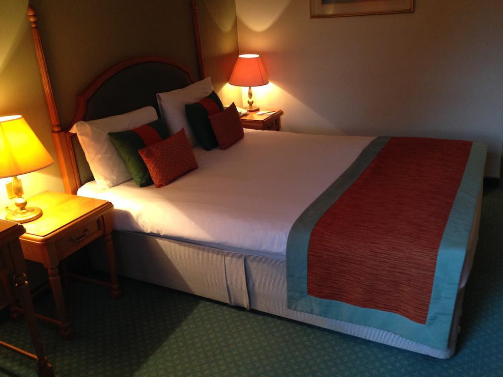 קרוידון Coulsdon Manor Hotel And Golf Club מראה חיצוני תמונה